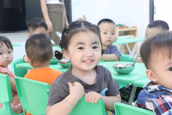 Mỗi bữa ăn học đường an toàn và đủ chất giúp trẻ phát triển toàn diện. Ảnh: Đình Tuệ 