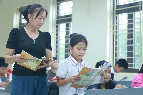 Cô trò Trường Tiểu học Nam Phương Tiến A (Xuân Mai, Hà Nội) trong giờ học trên lớp. Ảnh: Khôi Nguyên
