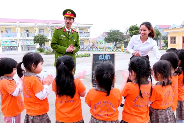 Phối hợp với Công an xã giáo dục an toàn giao thông cho trẻ tại Trường Mầm non Ứng Hòe (xã Vĩnh Lại, Hải Phòng).