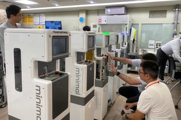 Lãnh đạo Trường Cao đẳng Lý Thái Tổ (Bắc Ninh) tham quan các nhà máy sản xuất ở nước ngoài để học hỏi kinh nghiệm. Ảnh: NTCC