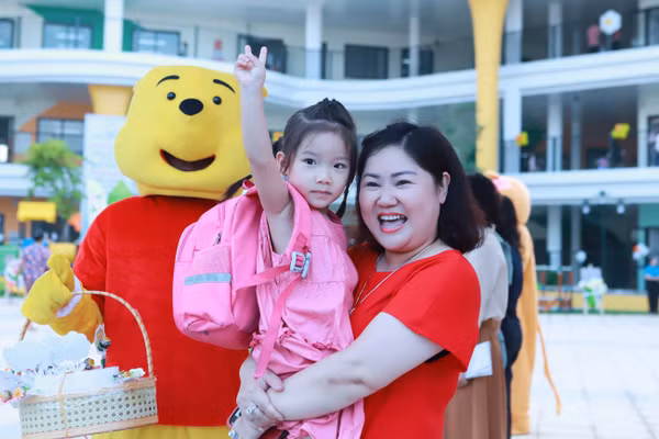 Cô và trò Trường Mầm non Họa Mi, phường Hoàng Liệt, Hà Nội. Ảnh: Đình Tuệ