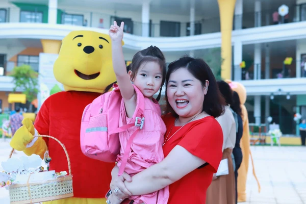 Cô và trò Trường Mầm non Họa Mi, phường Hoàng Liệt, Hà Nội. Ảnh: Đình Tuệ