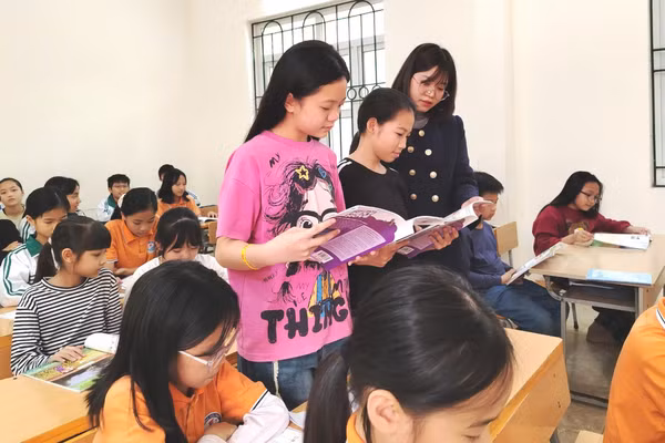 Cô Phạm Thị Thanh Hà - giáo viên Trường Tiểu học Hiến Nam (phường Phố Hiến, Hưng Yên) hướng dẫn học sinh trong giờ học. Ảnh: NVCC
