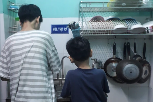 Trẻ nhỏ biết phụ giúp việc nhà khi cha mẹ sẵn sàng… lười. Ảnh: Cao Huyền