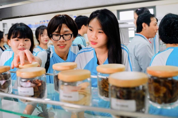 Học sinh TPHCM tìm hiểu nhóm ngành khoa học sức khỏe qua chương trình “Khám phá Thế giới áo Blouse trắng”.