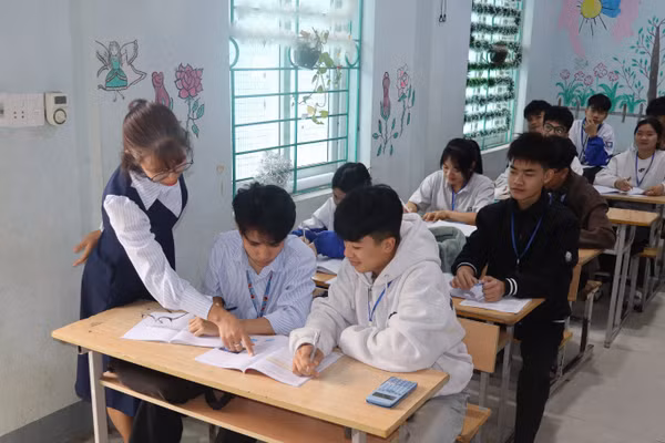 Giờ ôn môn Toán của cô trò Trường THPT Mường Tè.