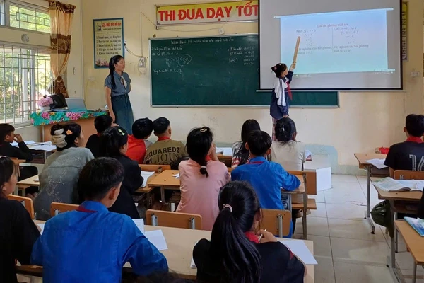 Giờ học tại Trường Phổ thông dân tộc bán trú THCS Khoen On.