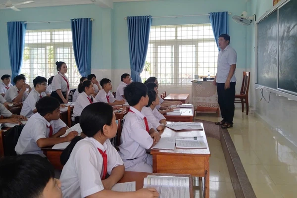 Hạnh phúc lớn nhất của thầy Nhật là thấy học trò trưởng thành, ứng dụng tốt kiến thức vào cuộc sống. Ảnh: Dung Nguyễn.