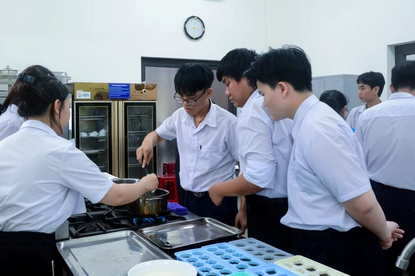 Học viên trung cấp Trường Cao đẳng Thương mại (Đà Nẵng) thực hành kỹ thuật chế biến món ăn. Ảnh: NTCC