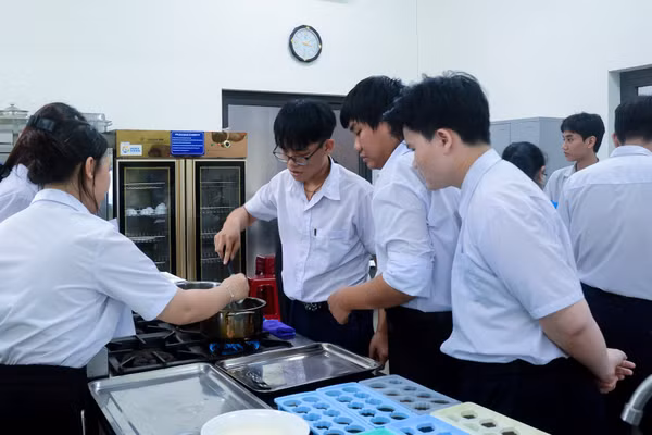 Học viên trung cấp Trường Cao đẳng Thương mại (Đà Nẵng) thực hành kỹ thuật chế biến món ăn. Ảnh: NTCC