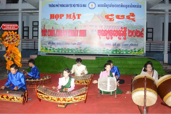 Câu lạc bộ dàn nhạc ngũ âm của Trường PTDTNT Cà Mau trong một chương trình văn nghệ. Ảnh: QM