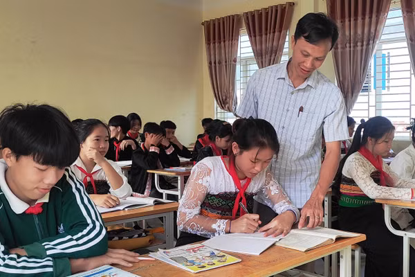 Nhờ sự quan tâm của Đảng, Nhà nước đầu tư cơ sở vật chất, thầy và trò Trường PTDTBT – THCS Trung Lý đã được dạy và học trong điều kiện khang trang.