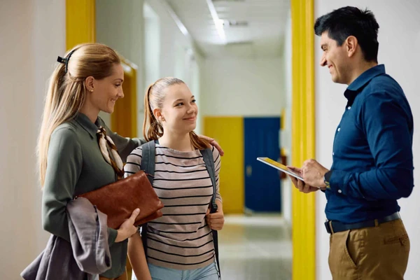 Nếu trẻ chuyển cấp cùng bạn cũ, gia đình có thể tạo điều kiện để các em duy trì kết nối trong kỳ nghỉ hè. Ảnh: INT.