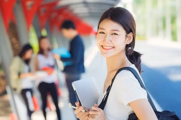 Đối với nhiều thế hệ người Việt, du học là cánh cửa mở ra tri thức đỉnh cao, cơ hội sự nghiệp và trải nghiệm văn hóa độc đáo. Ảnh minh họa: Fine Art America