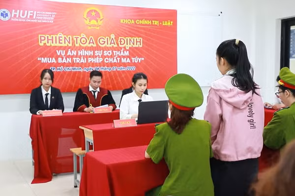 Sinh viên ngành Luật - Trường Đại học Công Thương TPHCM thực hành phiên tòa giả định. Ảnh: HUIT