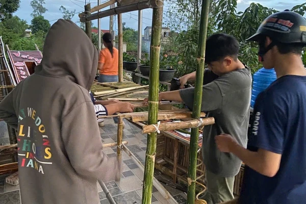 Học sinh lớp 11A3, Trường THPT Nghi Lộc 2 (Phúc Lộc, Nghệ An) tự tay làm trại kỷ niệm 60 năm thành lập trường. Ảnh: NVCC