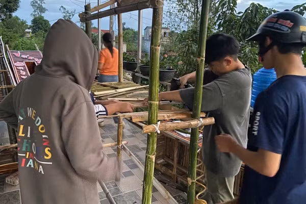 Học sinh lớp 11A3, Trường THPT Nghi Lộc 2 (Phúc Lộc, Nghệ An) tự tay làm trại kỷ niệm 60 năm thành lập trường. Ảnh: NVCC