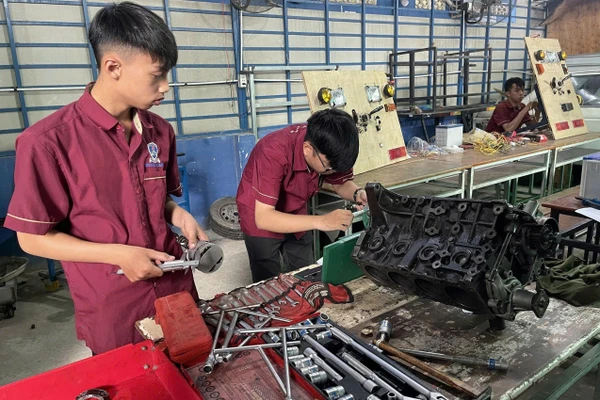 Một buổi thực hành của học viên Trường Trung cấp Nguyễn Tất Thành. 