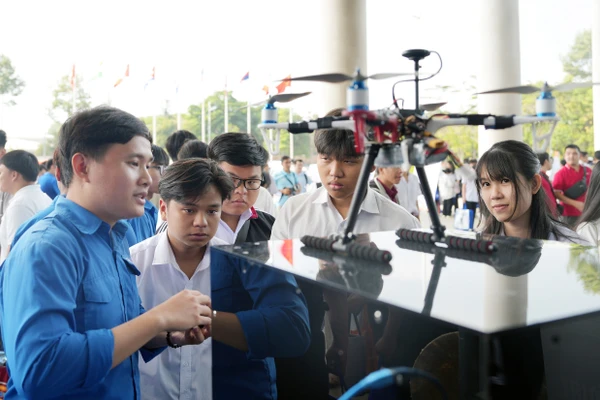 Học sinh trải nghiệm những giải pháp, mô hình công nghệ, sản phẩm nghiên cứu - ứng dụng trong một ngày hội tuyển sinh 2026. Ảnh: TDMU