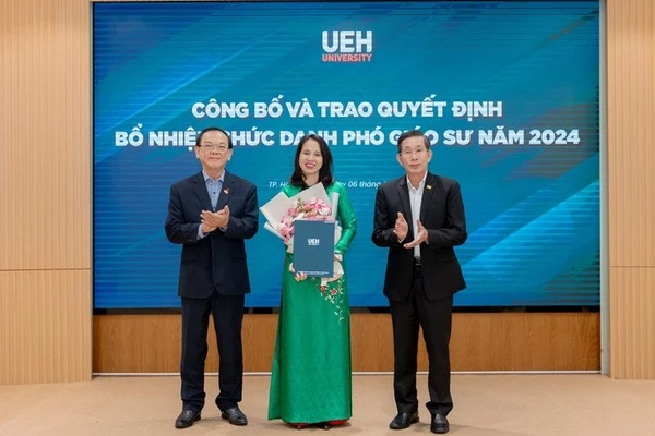 Đại học Kinh tế TPHCM công bố và trao quyết định bổ nhiệm chức danh GS, PGS năm 2024. Ảnh: UEH