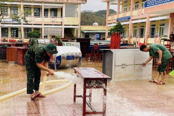 Bộ đội hỗ trợ Trường Tiểu học số 2 Diêu Trì (xã Tuy Phước, Gia Lai) dọn dẹp trường sau lũ. Ảnh: Dung Nguyễn