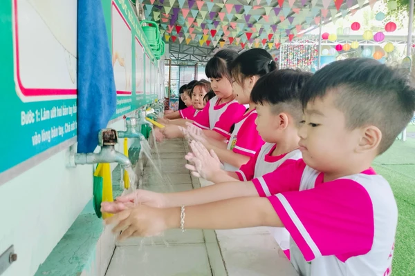 Học sinh Trường Mầm non Nắng Hồng (phường Hòa Thành, Cà Mau) được hướng dẫn rửa tay sau khi đi vệ sinh. Ảnh: QM