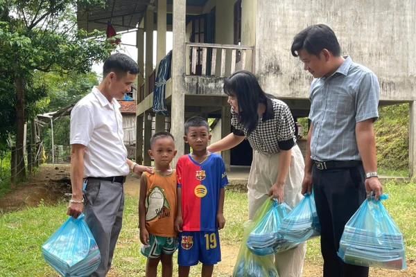 Từ đầu tháng 8, giáo viên Trường Tiểu học Hương Liên đã nghỉ phép vào tận bản để vận động duy trì học sinh đến trường trong những ngày đầu năm.