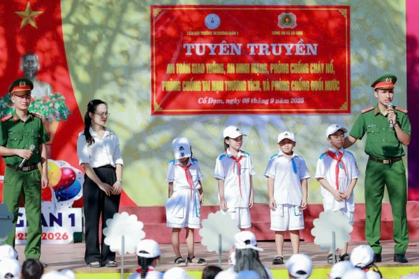 Trường Tiểu học Cương Gián 1 (xã Cổ Đạm) phối hợp công an xã Cổ Đạm tuyên truyền giáo dục pháp luật cho học sinh.