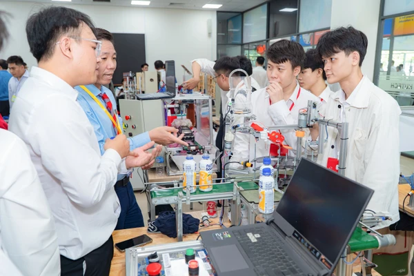 Đồ án tốt nghiệp của sinh viên được trưng bày tại Ngày hội Triển lãm công nghệ và Tuyển dụng khối ngành năm 2025 của Trường Đại học Công nghệ TPHCM. Ảnh: HUTECH 