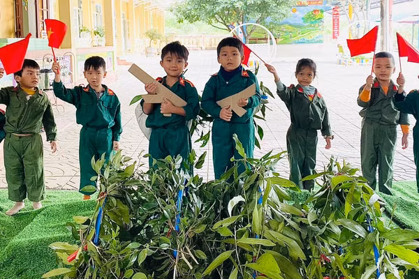 Trẻ trải nghiệm một ngày trở thành bộ đội. Ảnh: Trường Mầm non Vĩnh Khê