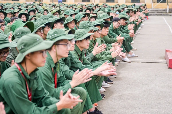 Sinh viên theo học tại Trung tâm GDQPAN Trường Đại học Sư phạm Hà Nội 2. Ảnh: Lan Anh