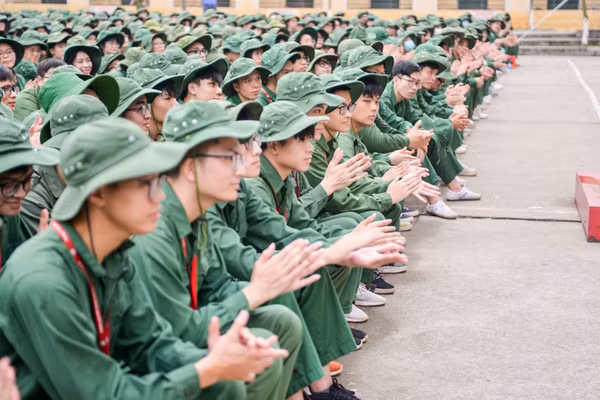 Sinh viên theo học tại Trung tâm GDQPAN Trường Đại học Sư phạm Hà Nội 2. Ảnh: Lan Anh