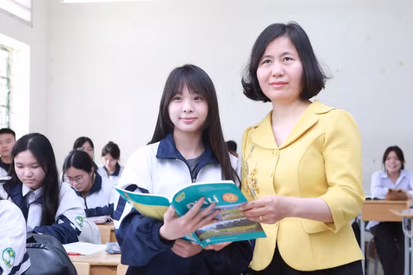 Cô Nguyễn Thị Hà trong giờ dạy Địa lí tại lớp 12A13, Trường THPT Hoài Đức B (Hà Nội). 