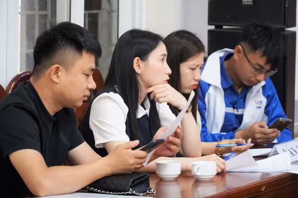 Giáo viên đã trúng tuyển hoàn thiện thủ tục để nhận quyết định công tác.