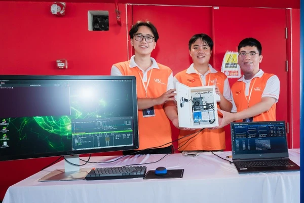 Nhóm sinh viên Trường Đại học Việt Đức và sản phẩm nghiên cứu. Ảnh: Hà An