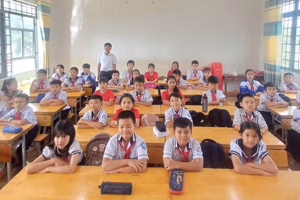 Giờ học tại Trường Tiểu học Trần Hưng Đạo (Eakar, Đắk Lắk). Ảnh: NTCC