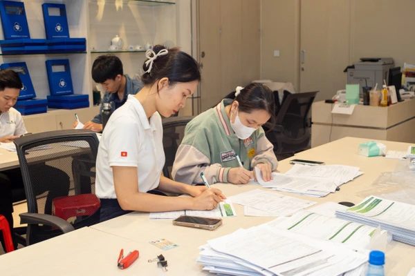 Sinh viên tham gia chương trình bảo lãnh vay, hỗ trợ lãi suất dành cho sinh viên Trường Đại học Bách khoa (Đại học Quốc gia TPHCM). Ảnh: Lê Nam