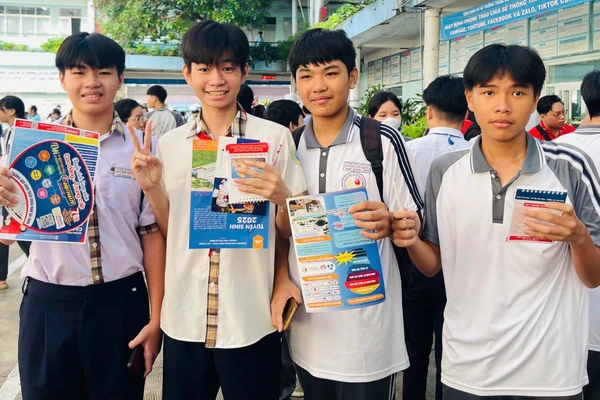 Học sinh lớp 9 Trường THCS Huỳnh Tấn Phát (Tân Thuận, TPHCM). Ảnh: Hồ Phúc