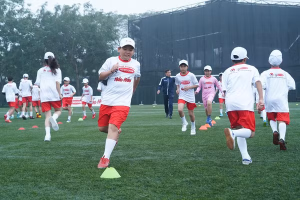 Bên cạnh việc học, nhiều học sinh thành phố tham gia các hoạt động thể thao, nghệ thuật và kỹ năng. Ảnh: Vietnam+.