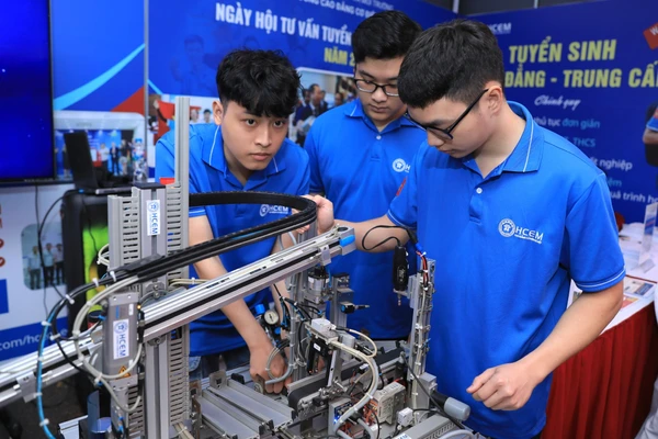 Hoạt động trải nghiệm tại Ngày hội tư vấn tuyển sinh, hướng nghiệp tại Đại học Bách khoa Hà Nội năm 2025. Ảnh: Nam Trần