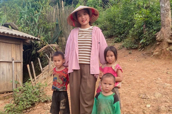 Cô giáo Lỳ Mì Lé trong một lần lên bản vận động học sinh đi học. Ảnh: NTCC