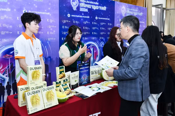 Nhóm sinh viên triển lãm dự án tại Cuộc thi Sáng tạo Trẻ 2024. Ảnh: NVCC