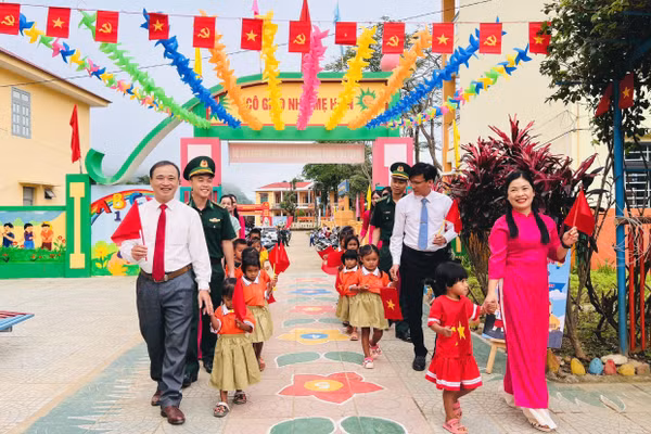 Trẻ em miền núi Quảng Trị trong ngày khai giảng năm học mới.