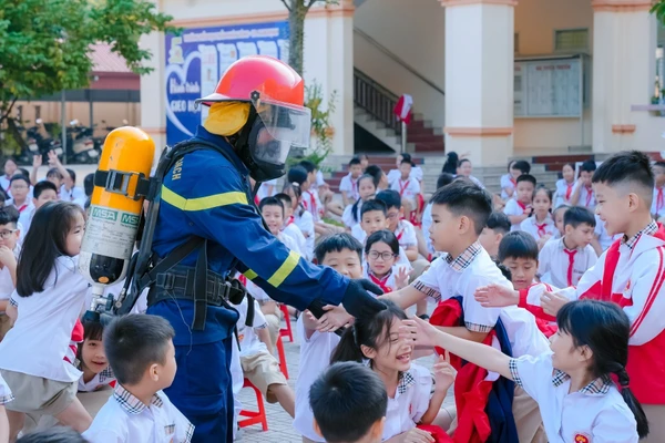Học sinh Trường Tiểu học Trần Nhân Tông tham gia Chương trình trải nghiệm tuyên truyền, thực hành chữa cháy và thoát hiểm, thoát nạn.