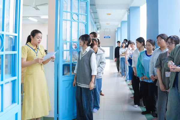 Thí sinh dự kỳ thi đánh giá năng lực đầu vào đại học trên máy tính V-SAT năm 2026 tại Đồng Tháp. Ảnh: DThU