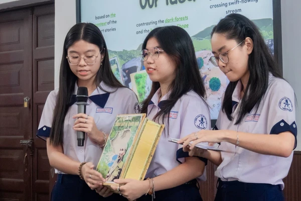 Học sinh Trường THPT chuyên Trần Đại Nghĩa (TPHCM) thuyết trình sản phẩm cuộc thi viết cảm nhận và thiết kế bìa sách về Bác Hồ bằng tiếng Anh, tiếng Pháp và tiếng Đức. Ảnh: TĐN