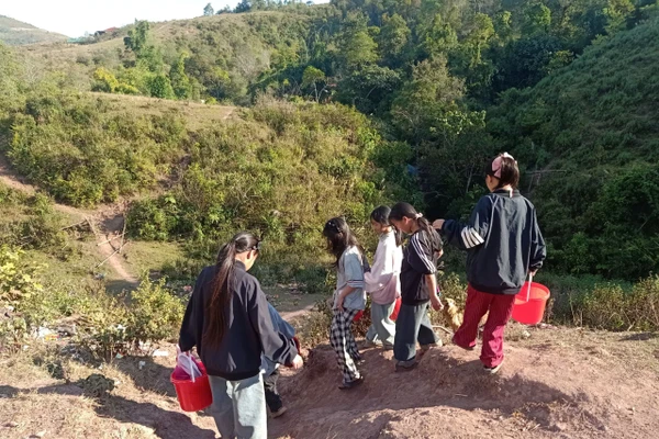 Cung đường đến mó nước của học sinh Trường PTDTBT Tiểu học & THCS Nậm Ngà.