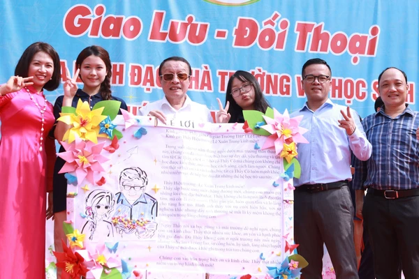 Thầy trò Trường THPT Chất lượng cao Lê Lợi (Hà Đông, Hà Nội). Ảnh: Đình Tuệ