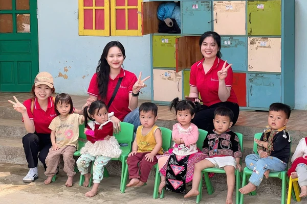 Học trò Ngô Thị San (ở giữa) trong một chuyến thiện nguyện ở Bắc Giang (cũ). Ảnh: NVCC