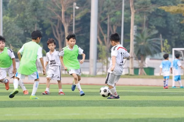 Không chỉ giúp rèn luyện thể chất, các hoạt động vận động ngoài trời còn tạo cơ hội để trẻ kết nối và tương tác với bạn bè. Ảnh: ITN.